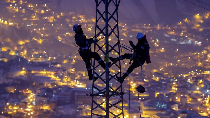 Hakkari'de dağların zirvelerinde elektrik arızalarını gideren iki kadın