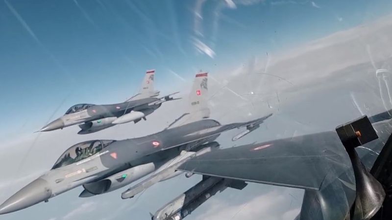 F-16 pilotlarının eğitim uçuşu nefes kesti