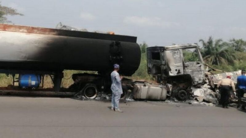 Nijerya’da akaryakıt yüklü tanker yolcu otobüsüyle çarpıştı: 17 ölü