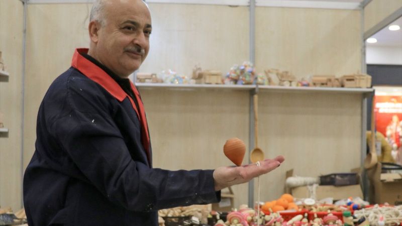 Osmaniyeli mobilyacı, topaç oyuncağı unutulmasın diye şehir şehir geziyor