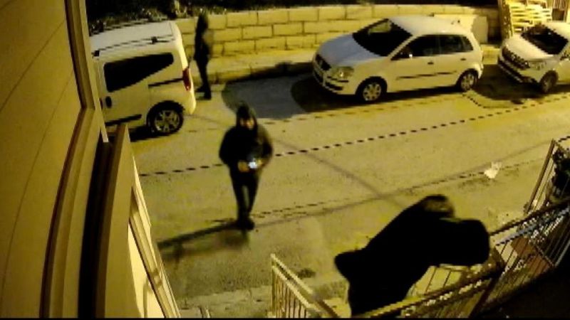 İzmir'de evine giren hırsızları karşısında görünce bağırarak kaçırdı