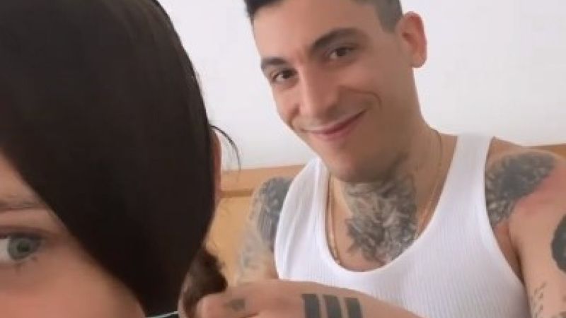 Can Bonomo, eşi Öykü Karayel’in saçlarını ördü