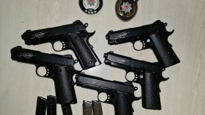 İzmir'de bekçilerden kaçan kişinin üzerinden 5 silah çıktı