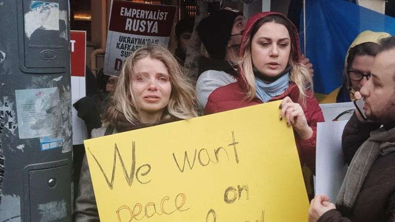 İstanbul'da Ukrayna'yı destekleyen grup Rusya Başkonsolosluğu önünde toplandı