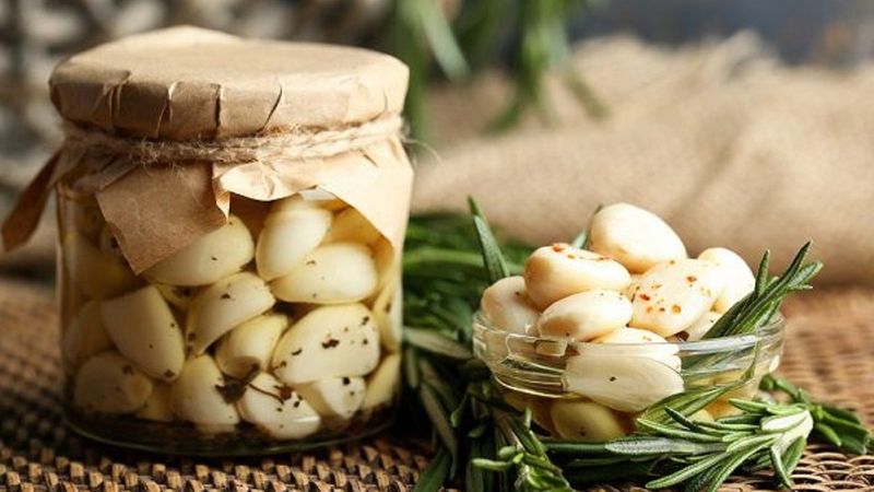 Sarımsak turşusunun inanılmaz faydaları