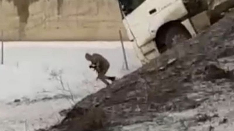 Ağrı'da buzlu yolda kayan tankerin önünden son anda kaçtı