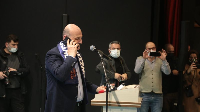 Gençler 'Reis'i ara' dedi, Cumhurbaşkanı Erdoğan Erzurum'a bağlandı