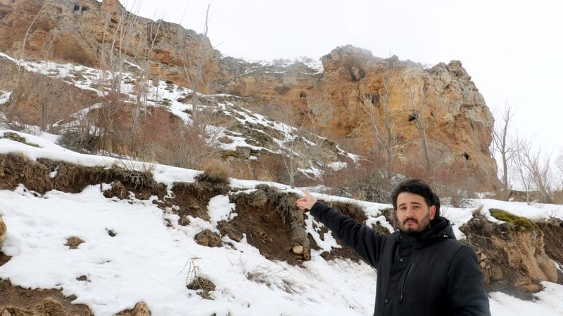 Sivas'ta efsanelere konu olan mağara dikkat çekiyor