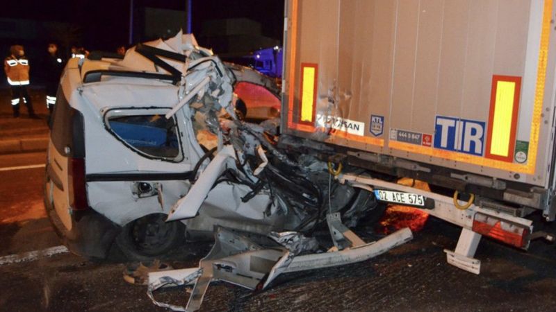 Aksaray'da hafif ticari araç kırmızı ışıkta bekleyen tıra çarptı: 1 ölü 1 yaralı