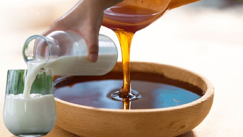 Süte 1 kaşık pekmez karıştırıp içmenin inanılmaz faydaları