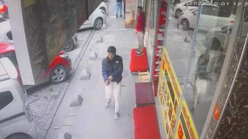 Zeytinburnu'nda bir kişi husumetlisine kurşun yağdırdı
