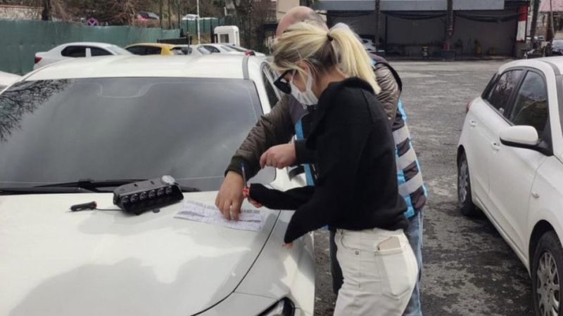 Zeytinburnu'nda ürünleri yetiştirmek için çakar açıp trafiğe çıkınca ceza yedi