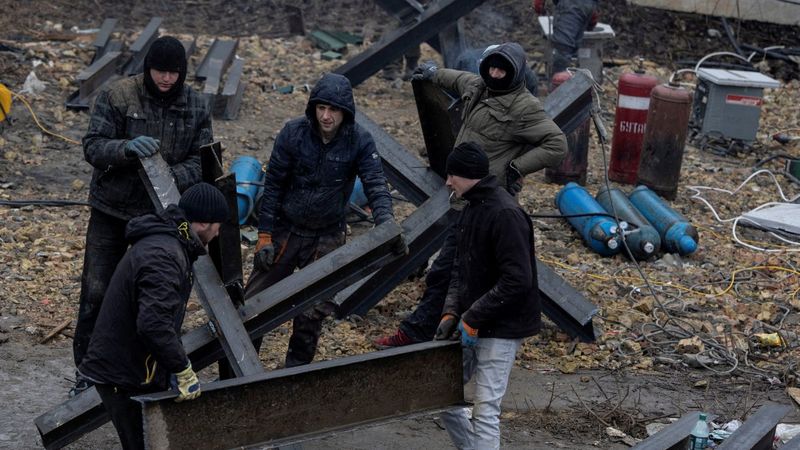 Ukrayna’da direniş: Hendekler kazılıyor, barikatlar kuruluyor