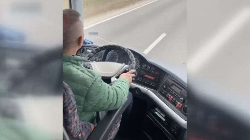 Ukraynalı şoför sınırı geçemeyince otobüsü Türk yolcu sürdü