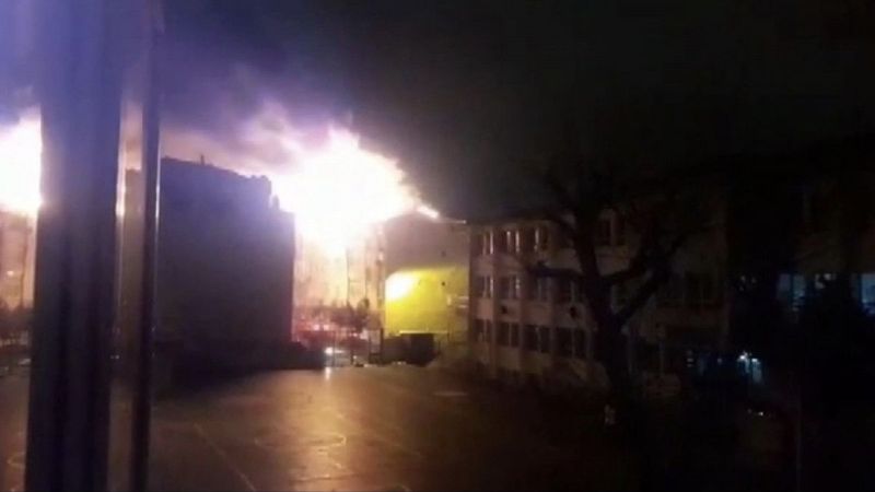 Esenler'de çatı katında çıkan yangın: 3 bina hasar gördü