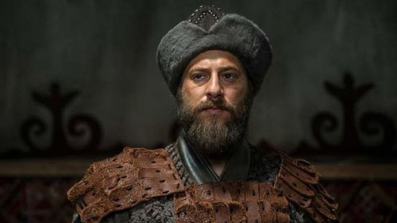 Diriliş Ertuğrul Gündoğdu Bey'in kendisinden 17 yaş küçük sevgilisine bakın! Göğüs dekolteli pozları olay...