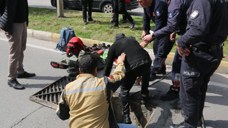 Antalya'da kanalizasyonda mahsur kalan hurdacıları çığlıkları kurtardı