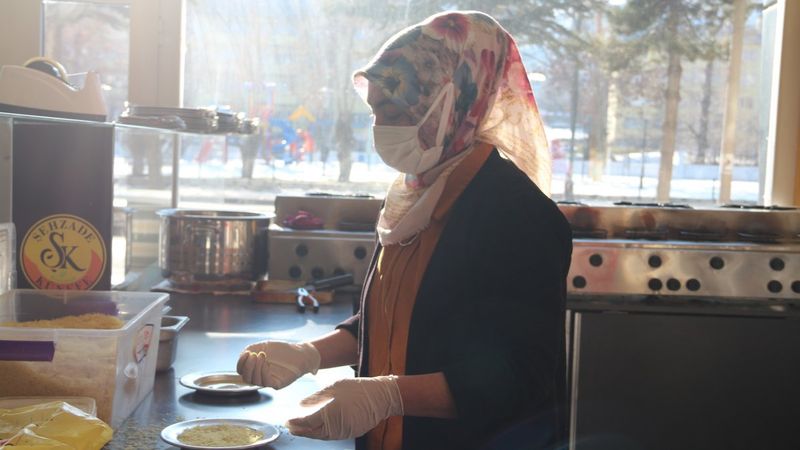 Bitlisli künefe ustası kadının büyük başarısı