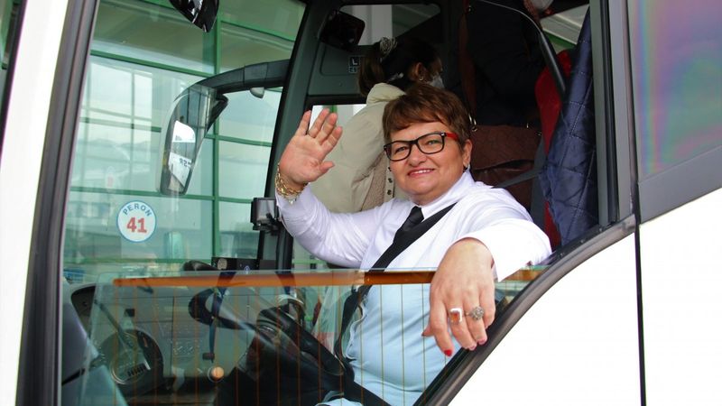 Nazan Kaptan, 27 yıldır otoyol çizgilerini ilmek ilmek dokuyor