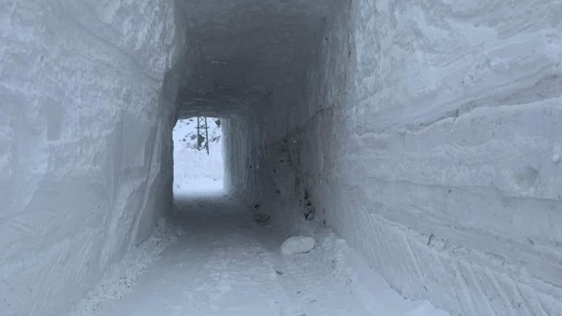 Ağrı'da kar kütlesinin içerisinden açılan tünelle ulaşım sağlandı