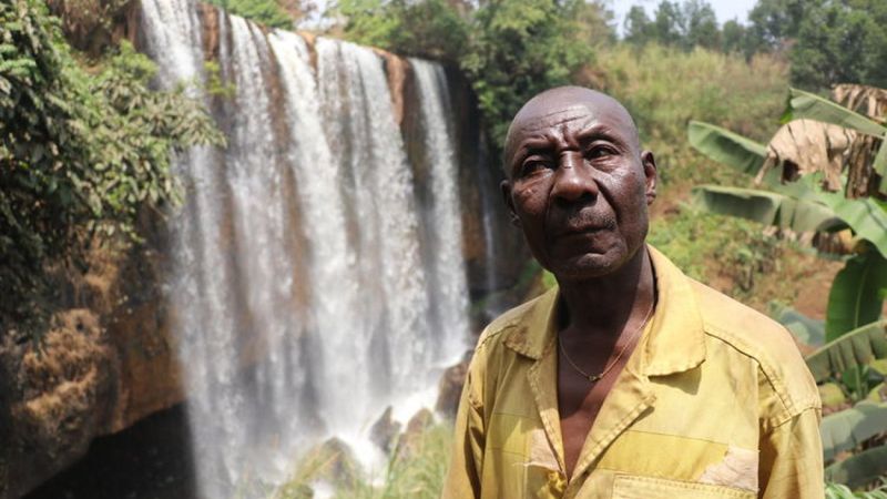 Sömürgecilerin öldürdüğü yakınlarının nehirde yaşadığına inanan Bamilikeler