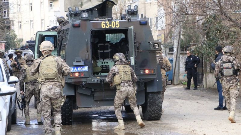 Şanlıurfa'da polisin 'dur' ihtarı yaptığı şüpheliler ateş açtı: 2 şehit