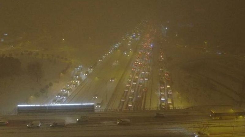 İstanbul'da yoğun kar yağışı nedeniyle birçok araç mahsur kaldı