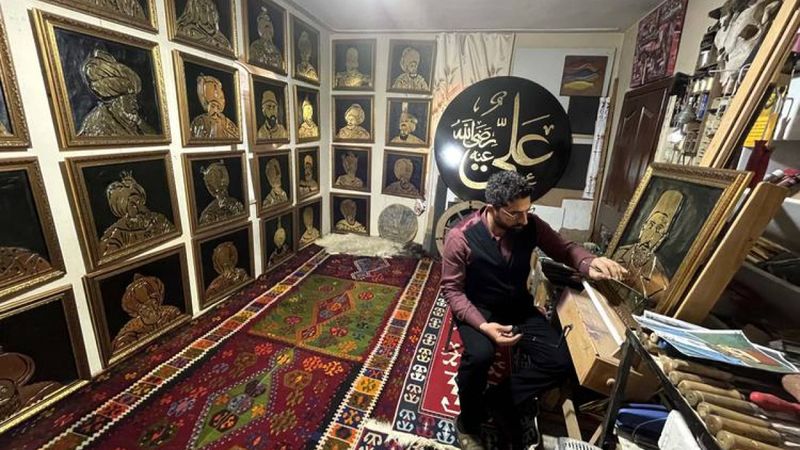 Ahşap oyma ustasında Osmanlı padişahlarının varaklı görselleri