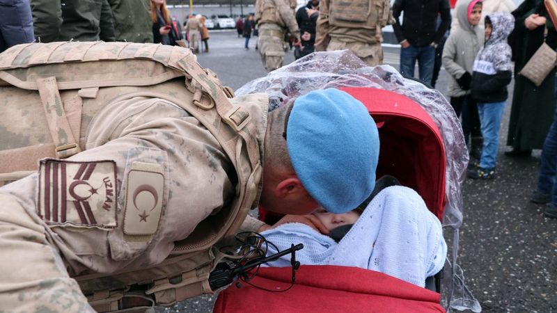 Afrin'den dönen 203 komando, aileleri ile buluştu