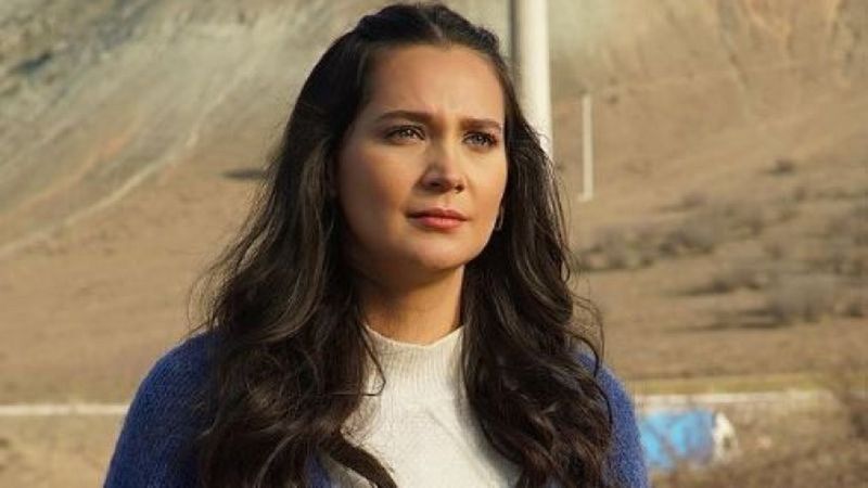 Gönül Dağı'nın Dilek'i sahil kenarına geçti, saçlarını savurdu! Pozlarıyla sosyal medyayı ateşe verdi