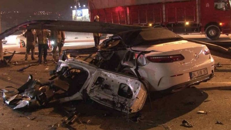 D-100 Karayolu'nda bariyerlere giren aracın sürücüsü yola fırladı