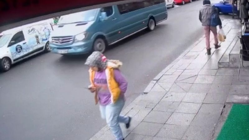 Sarıyer’de cep telefonuna bakarken canından oluyordu