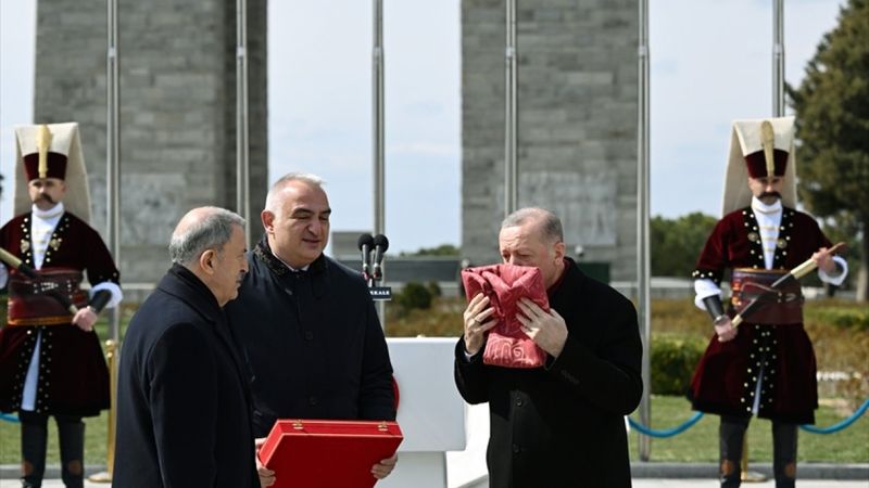 İngiltere'den getirilen Osmanlı askerlerinin sancağı Erdoğan'a takdim edildi