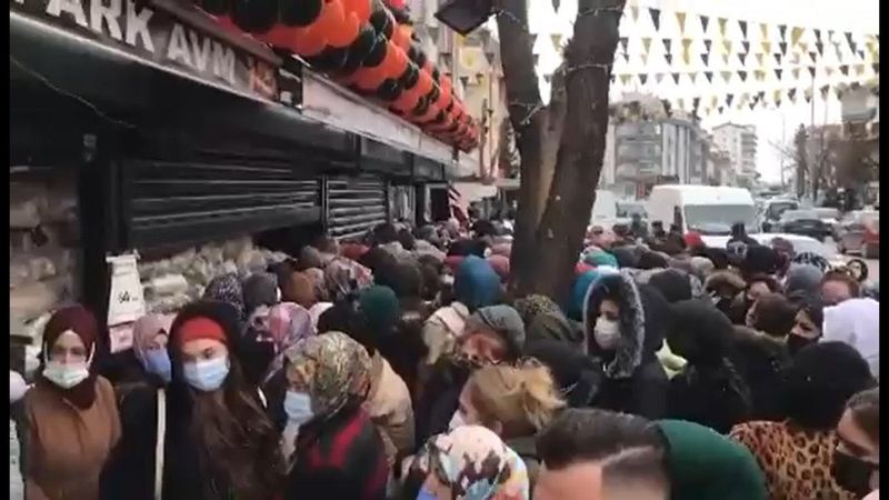 Ankara'da mağaza açılışı sırasında izdiham