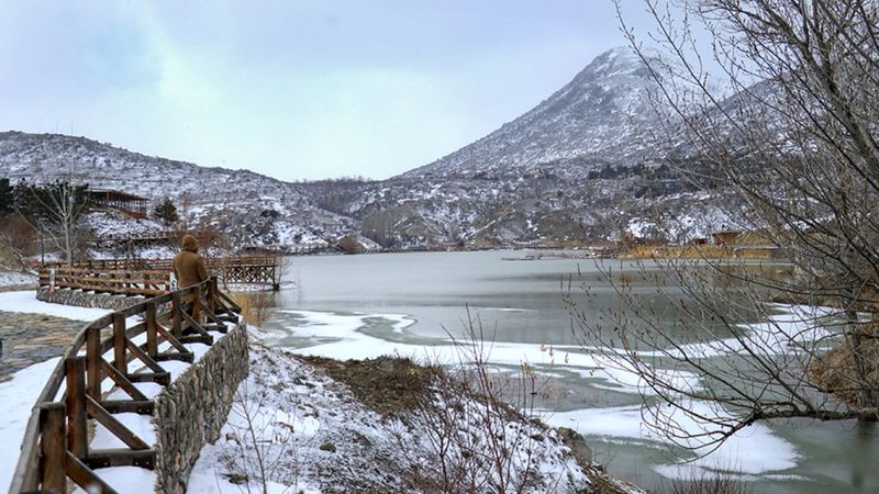 Türkiye'nin en az yağış alan bölgelerinden Konya Ovası, karla bereketlendi