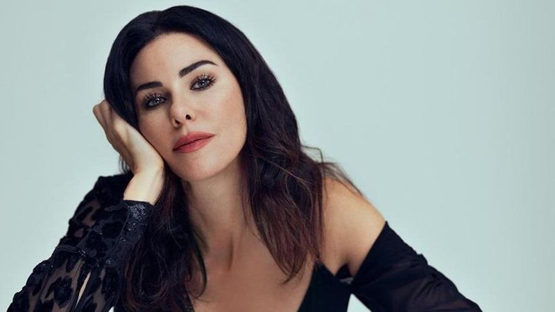 Defne Samyeli göbeğine kadar inen göğüs dekolteli minicik elbisesiyle akılları baştan aldı! 'Bu ne güzellik'