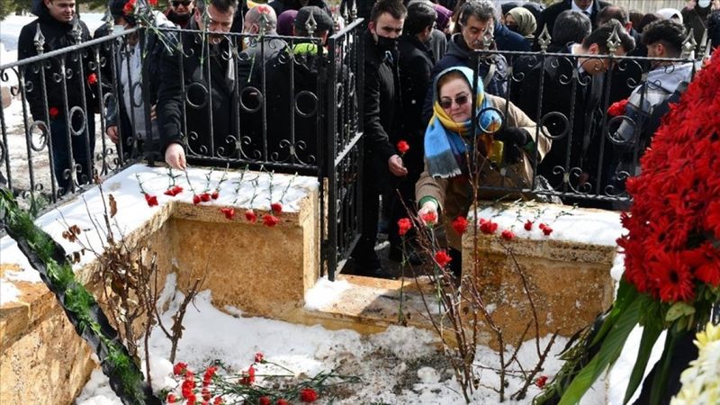 Aşık Veysel Sivas'ta mezarı başında anıldı