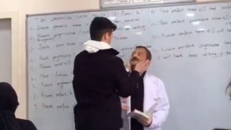 Ders anlatan öğretmene saygısız davranış