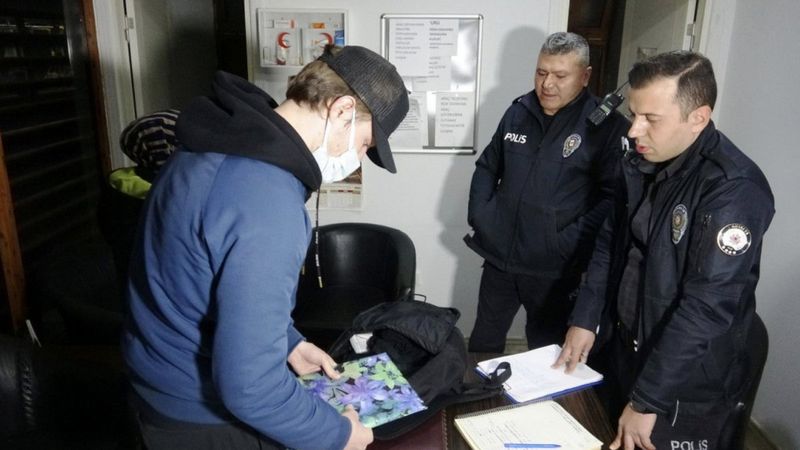 Antalya'da otobüste para ve eşya dolu çantasını unutan Rus turiste eşyaları teslim edildi