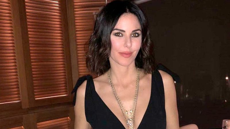 Defne Samyeli kalçasına kadar inen sırt dekolteli elbisesiyle akılları baştan aldı! 'Biblo gibi kadınsın'