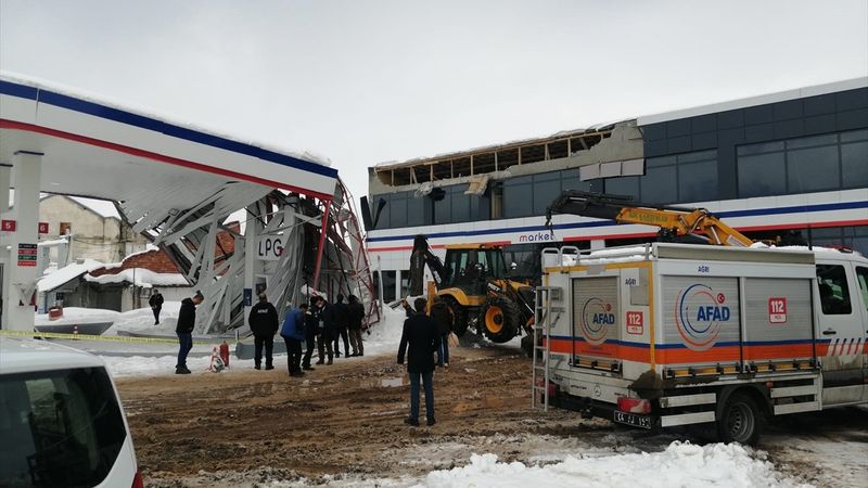 Ağrı'da çatısı çöken istasyondan 5 kişi son anda kurtuldu