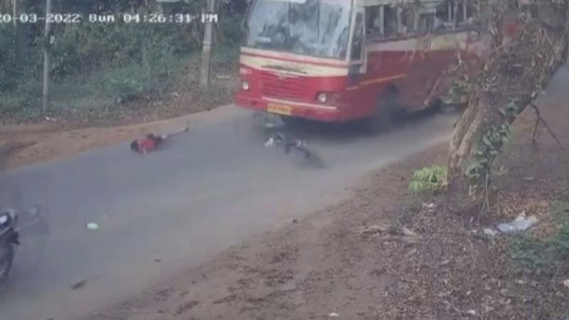 Hindistan'da bisikletli çocuk, ezilmekten son anda kurtuldu