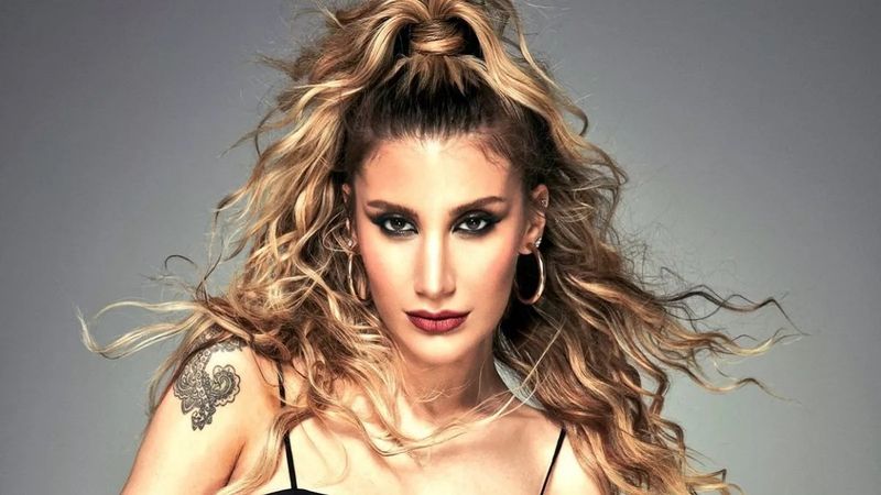 İrem Derici yırtmaç ve göğüs dekolteli elbisesiyle sosyal medyayı ateşe verdi! 'Silikonların patlayacak'