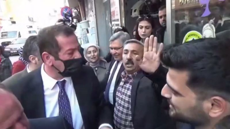 Adana'da Davutoğlu'na esnaftan tepki: Davanızı satmayacaksınız