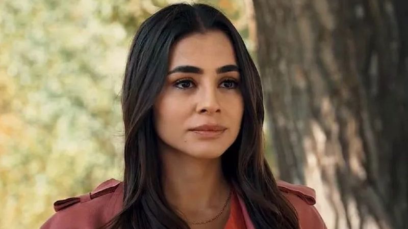 Gönül Dağı'nın Asuman'ı dekolteli minicik elbisesiyle akılları baştan aldı! 'Göğüslerin yerinden fırlayacak'