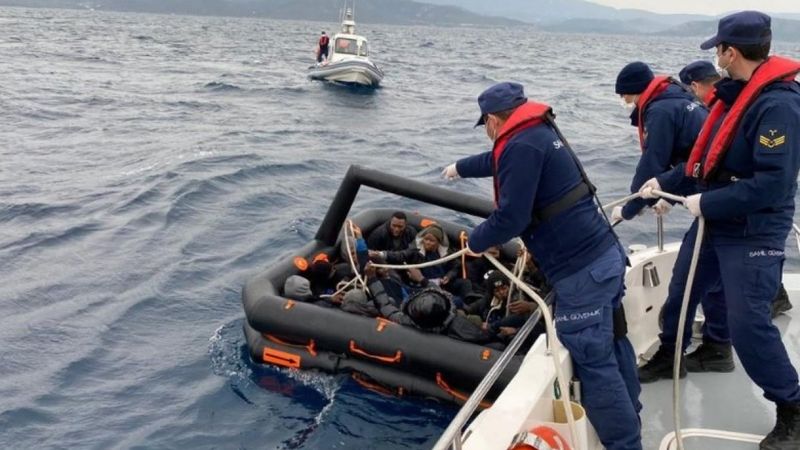 İzmir açıklarında 14 göçmen kurtarıldı