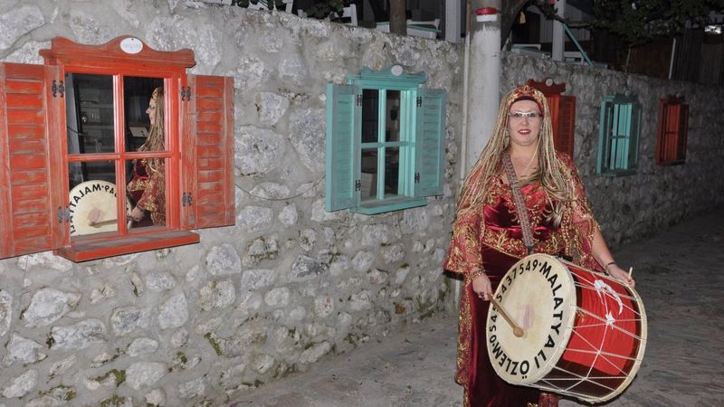 Datça'nın tek ramazan davulcusu kadın, ilk sahurda maniler söyledi