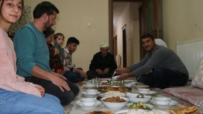 Türkiye'de ilk iftar Şemdinli'de açıldı