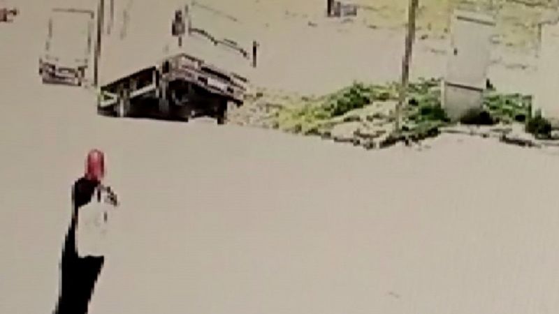 Esenyurt'ta yokuşta kayan kamyonet devrildi