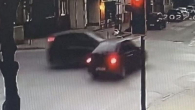 Bursa'da kaza yapan otomobil, iş yerine daldı